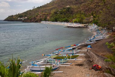 Güneş ışığı, batur gölü ve Endonezya 'da kıyıya demir atmış tekne manzarası
