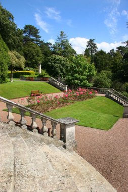 Yazın çiçek yataklarının manzarası çok güzel.