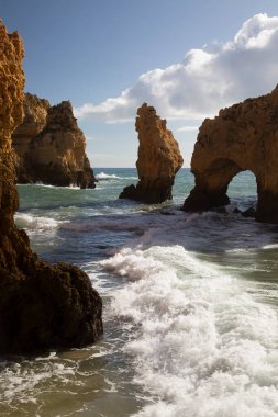 Güzel kayalık deniz manzarası