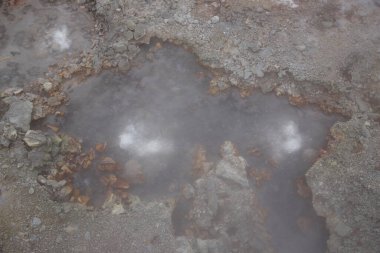 Furnas, Azores köyünün merkezine yayılmış gayzerler, kaplıcalar ve fümeroller.