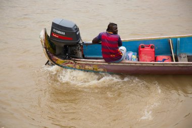 Nehirde kayıkta oturan adam 