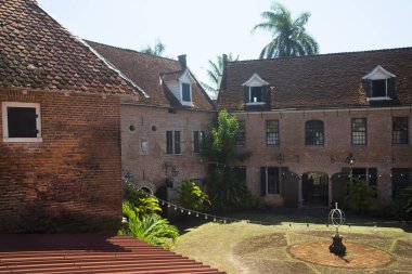 Beş köşeli kale şeklinde askeri kışlaları, ofisleri ve konutları olan tarihi sömürge yerleşkeleri 