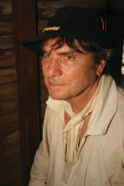 Gözünü kaçıran yetişkin bir adamın portresi.