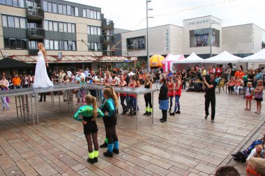 Şehirde bir meydanda festival