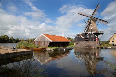 Köydeki eski yel değirmeni.