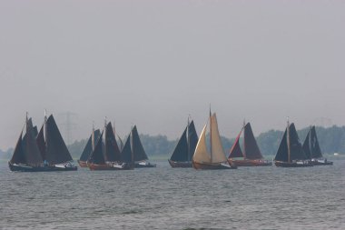 Güzel bir yaz gününde yelkenli kullanmak. seyahat kavramı