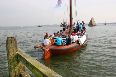 Denizde yüzen insanlar