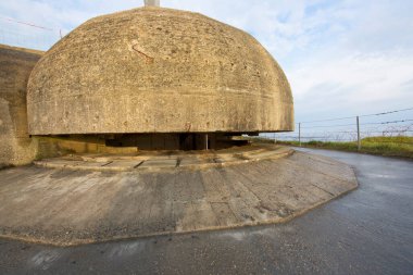 gökyüzünde eski ev