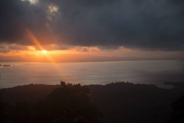 Deniz üzerindeki güzel gün batımı manzarası