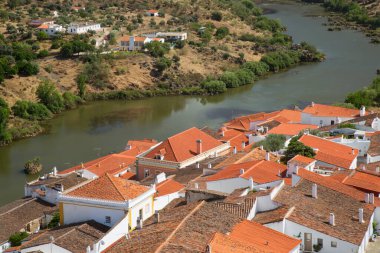 Portekiz 'in Guadiana kentinin kırsal kesiminde binaların üzerinde eski çatı kiremitleri ve dar sokakları olan pitoresk bir kasaba..