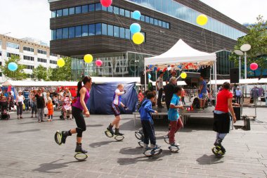 Şehirde bir meydanda festival