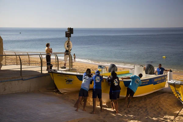 Grupo Pessoas Perto Barcos Costa — Fotografia de Stock