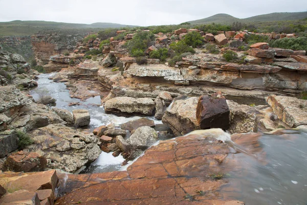Dağlarda güzel bir şelale 