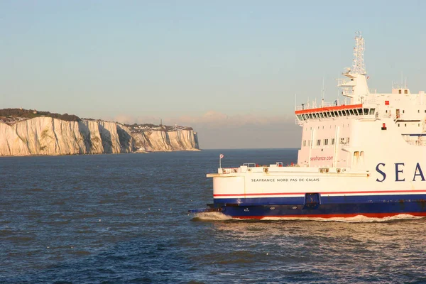 Akdeniz kıyısındaki limanda bir yolcu gemisi.