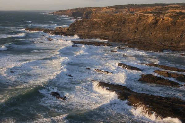 Oländigt Kustlandskap Med Klippor Surfvågor Klippor Havet Upplysta Mjukt Solljus — Stockfoto