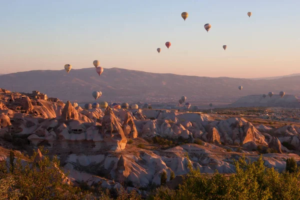 Treibende Heißluftballons Mit Touristen Die Überwältigende Ausblicke Über Eine Vulkanlandschaft — Stockfoto