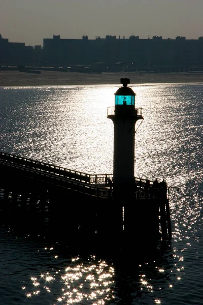 Farol Final Longo Cais Que Marca Entrada Porto Pessoas Caminhando — Fotografia de Stock