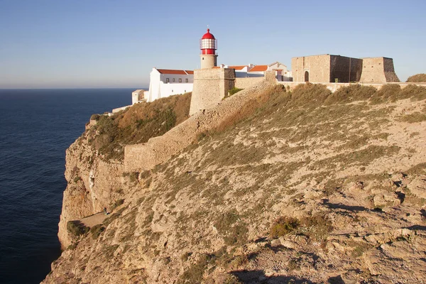Uçurumun kenarındaki güzel sahil manzarası 