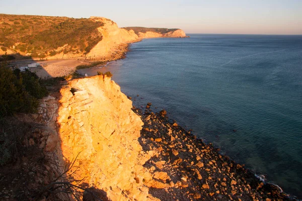 Kayalık kayalık ve deniz manzaralı.