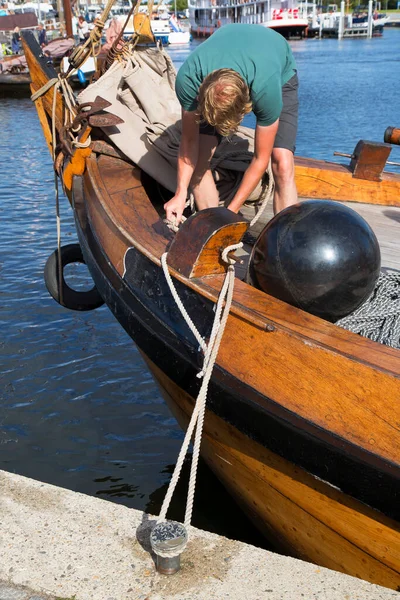 Деревянная Рыбацкая Лодка Детали Воде Рыбак Лодке Швартовка Лодки — стоковое фото