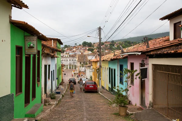 İnsanlar ile tropik şehir sokak sahnesi