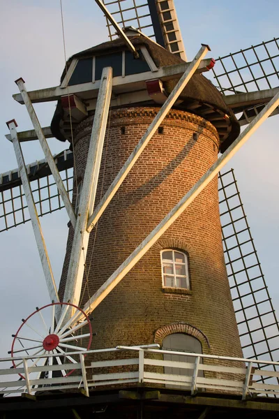 オランダの村にある風車は — ストック写真