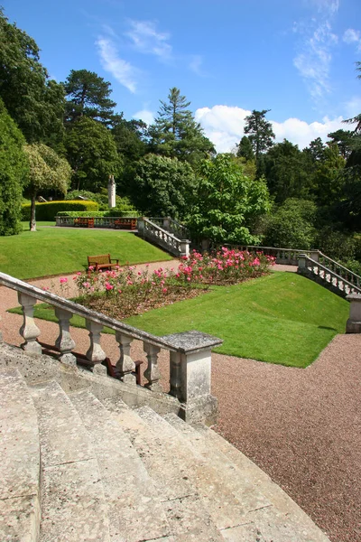 Yazın çiçek yataklarının manzarası çok güzel.