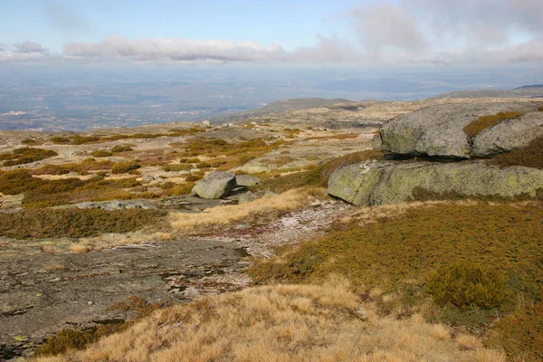 Dağın tepesinden geniş bir manzara ve kayalık bir manzara.