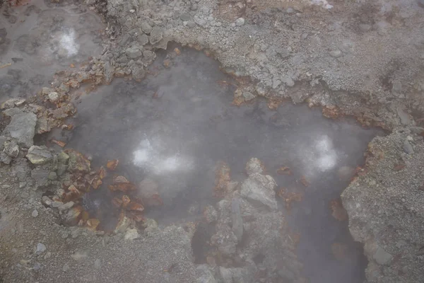 Furnas, Azores köyünün merkezine yayılmış gayzerler, kaplıcalar ve fümeroller.