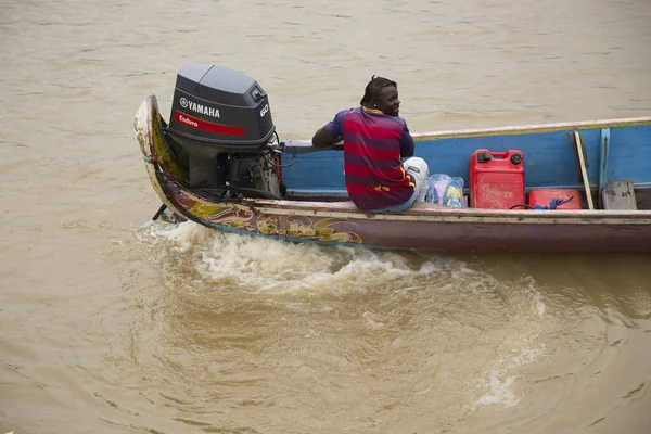 Nehirde kayıkta oturan adam 