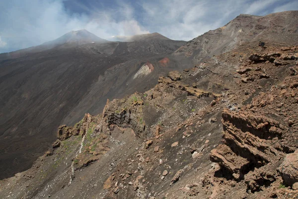 güzel dağlık volkanik manzaranın resimsel görüntüsü