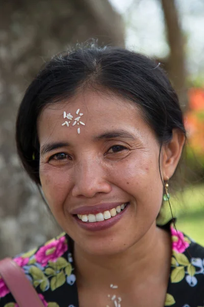 Alnında Boynunda Pirinç Olan Asyalı Bir Kadının Portresi — Stok fotoğraf