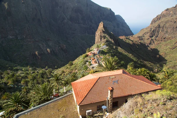 Kıyı kenti mimarisinin kayalar ve yeşillik manzarası