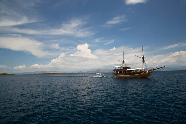Barcos Con Personas Que Mueven Lago Escena Montañosa — Foto de Stock