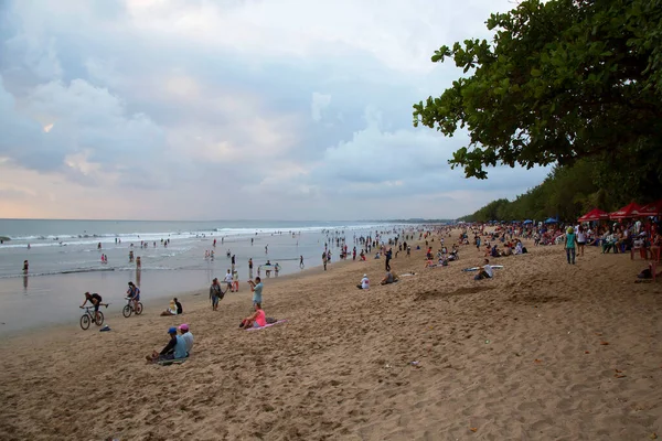 Kumsaldaki insanlar.