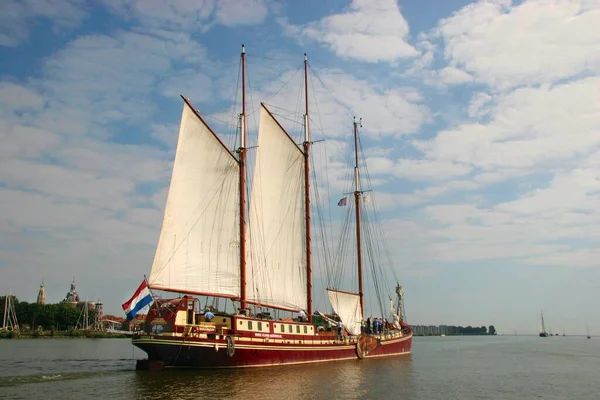 eski ahşap yelkenli deniz