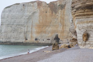 Deniz kıyısı yürüyüş insanlar