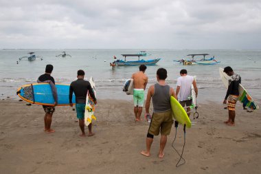 Sörfçülerin kumsaldaki görüntüsü, seyahat görüntüleri.
