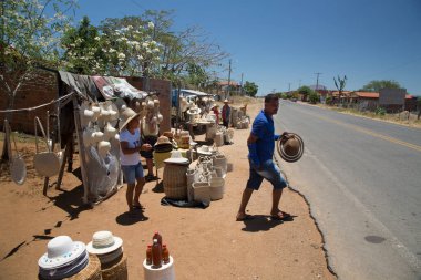 Yol kenarında şapka satıyorum.
