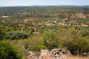 Güneşin havadan görünüşü aydınlık köy ve dağların manzarası