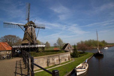 Tuğla taşı üzerinde tipik bir Hollanda kum değirmeni standart ve desenli kaldırım, rüzgar enerjisi üretmek için dönüştürülmüş