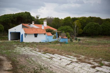 Köyde terk edilmiş eski bir ev.