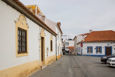 Portekiz, Alentejo 'nun güneybatısındaki Mira Nehri' ne yakın küçük bir kasaba.