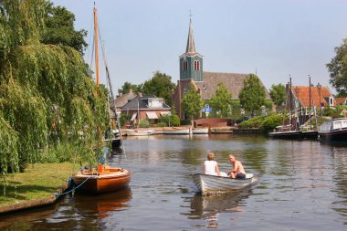 Hollanda 'da küçük tekneler