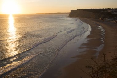 Denizin üzerinde güzel bir gün batımı