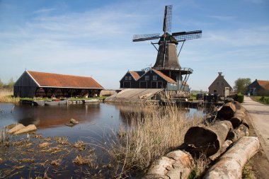 Tekneyle getirilen ve kanaldan işlenen ağaç gövdeleri için hala yel değirmeninde çalışan tarihi eser.