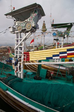 Endonezya 'nın Pengambengan limanında parlak renkli ve dini olarak dekore edilmiş geleneksel balıkçı filosu