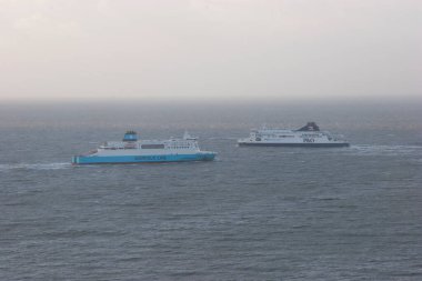 Arka planda deniz ve okyanus manzarası, suda gemi.