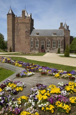 Bağlı şato ve geniş resmi bahçe, hanım evlatları, Viola, çiçek sınırları.