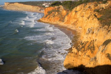 Güzel kayalık deniz manzarası